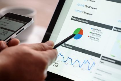 Personne travaillant sur un ordinateur pour lancer un business en ligne