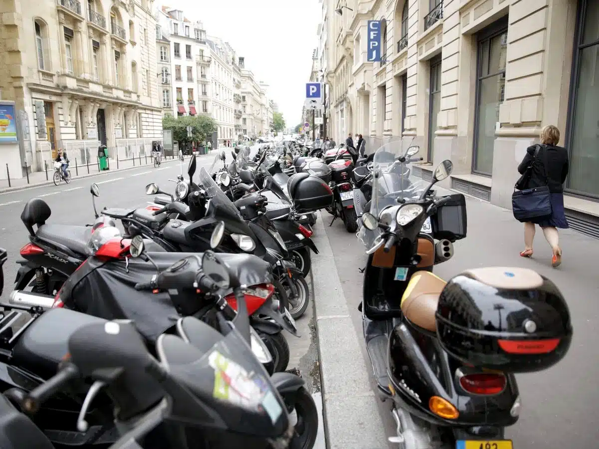 Comment trouver facilement un parking pour moto à Paris ?