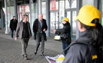 Distribution de flyers dans la rue