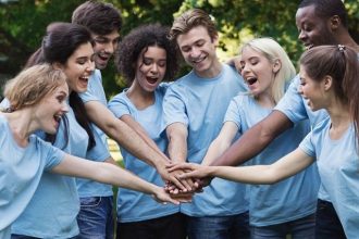 Les avantages des t-shirts personnalisés pour le team-building en entreprise