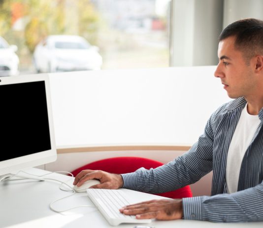 Ergonomie au travail : la taille de l’écran compte plus que vous ne le pensez