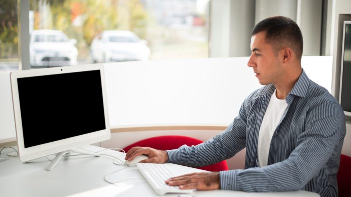 Ergonomie au travail : la taille de l’écran compte plus que vous ne le pensez