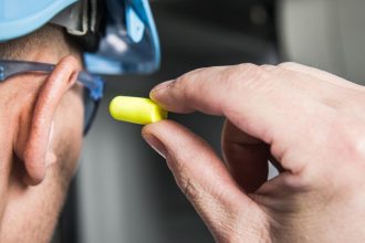Prévenir la perte auditive professionnelle : bien choisir sa protection contre les seuils sonores dangereux