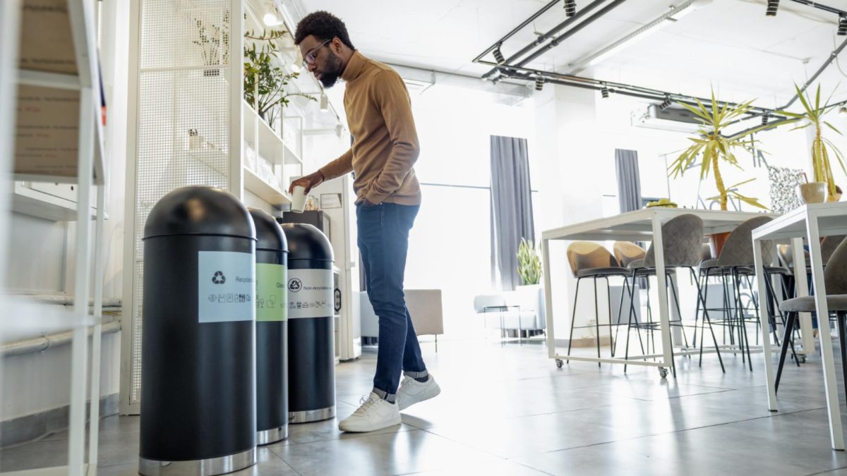 Réussissez l’aménagement de vos bureaux avec des poubelles de tri pratiques et efficaces