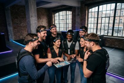 Groupe d'adultes en vestes de laser game lors d'un team building à Lyon dans un loft industriel