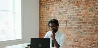 un auto-entrepreneur devant son ordinateur