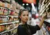 une femme dans un rayon de supermarché