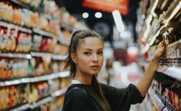 une femme dans un rayon de supermarché